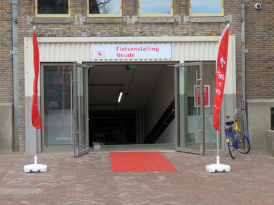 848338 Gezicht op de ingang van de onlangs geopende Fietsenstalling Neude onder het voormalige Hoofdpostkantoor (thans ...